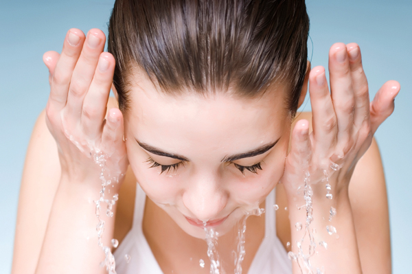 woman-splashing-water-on-her-face